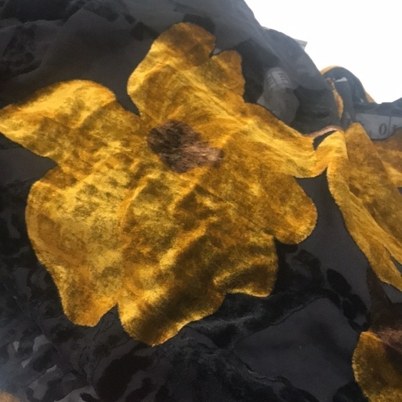 From Nordstrom wraps scarf made in Italy 25×64. Blackgold. print flower - Picture 2 of 5